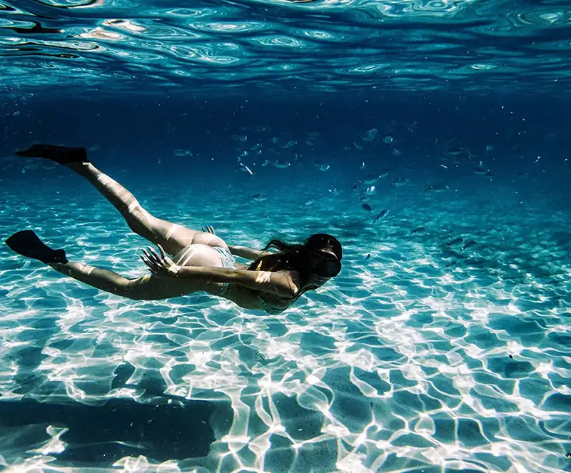شنا کردن با بیکینی دختر مو بلند زیر آب در ازمیر